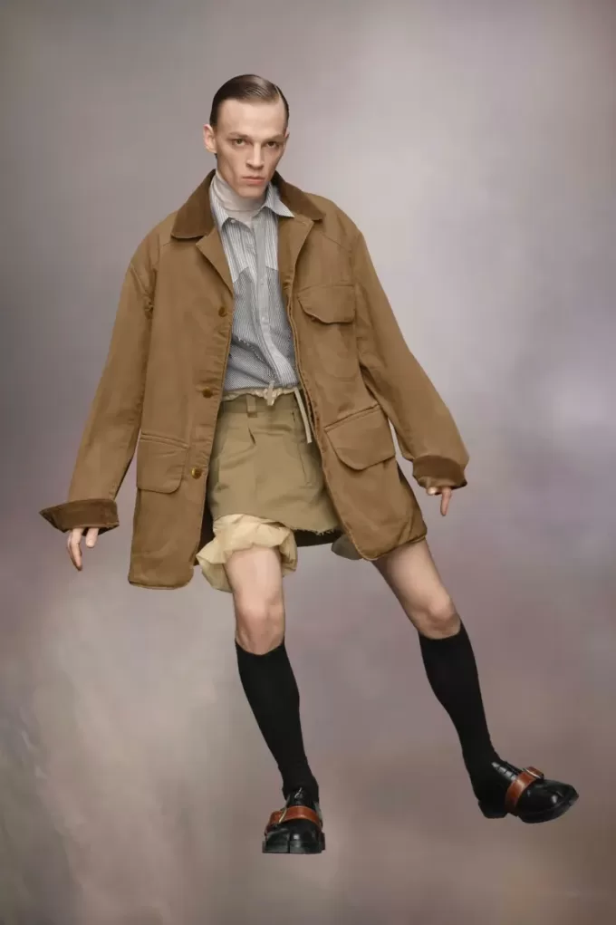 Abrigo encerado con cuello de pana