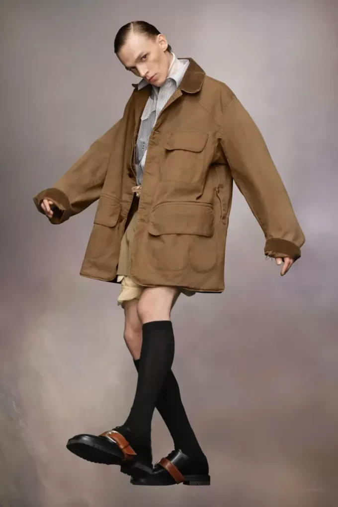 Abrigo encerado con cuello de pana