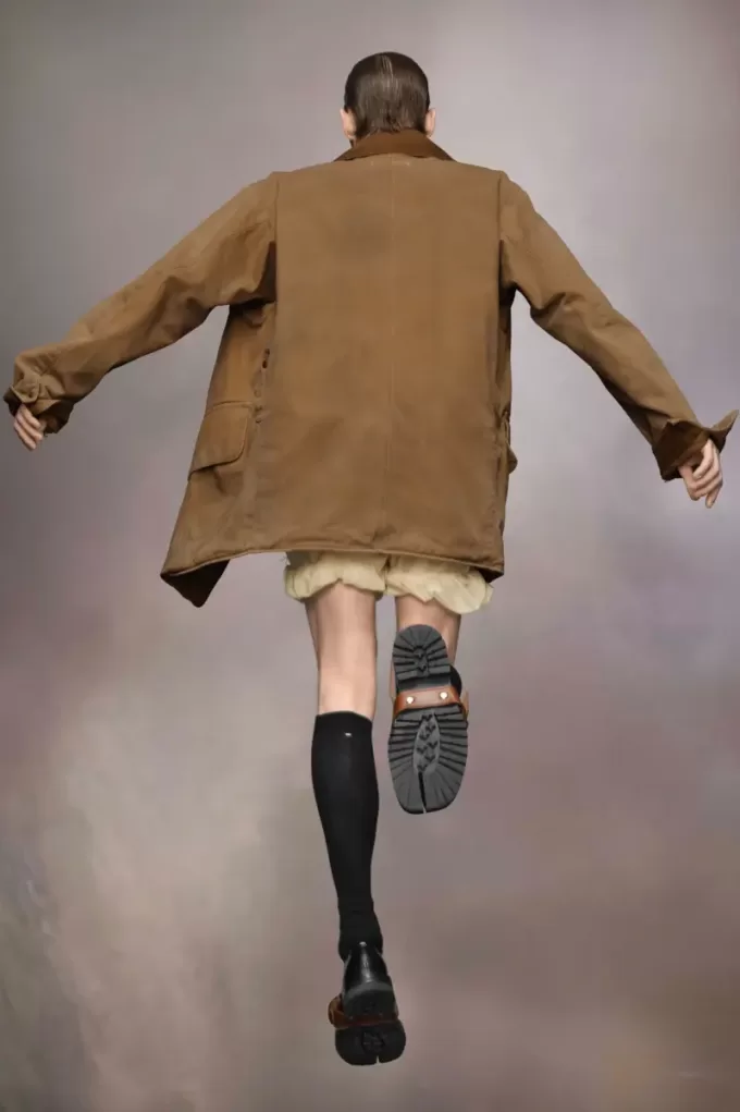 Abrigo encerado con cuello de pana