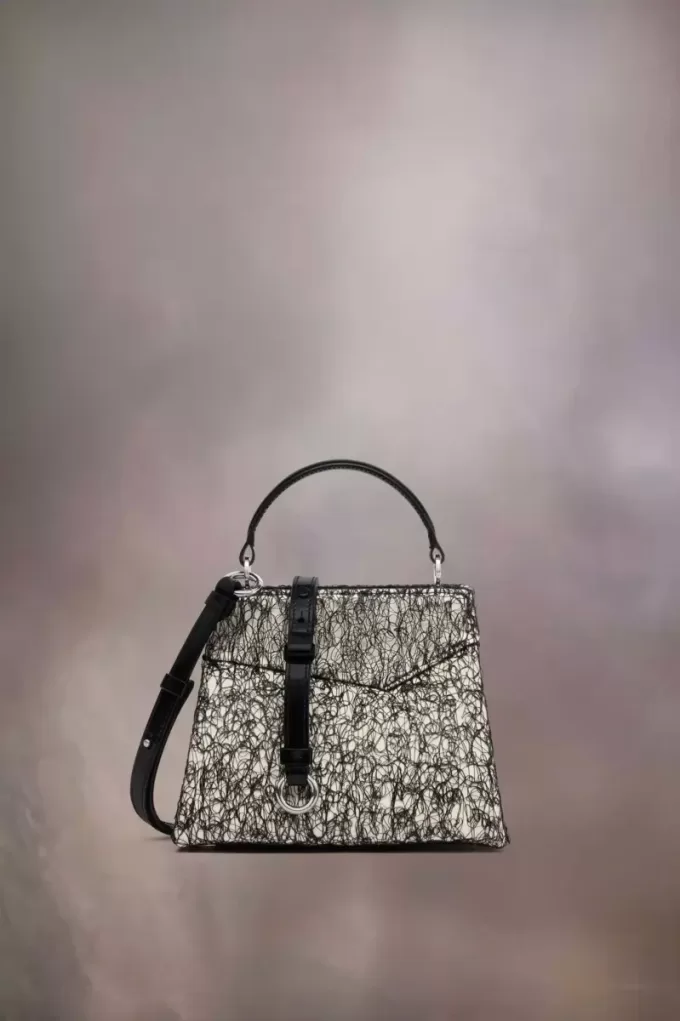 Bolso pequeño arrebatado