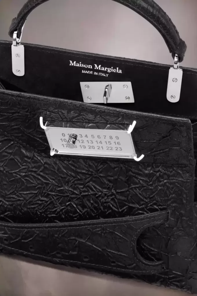 Bolso pequeño arrebatado