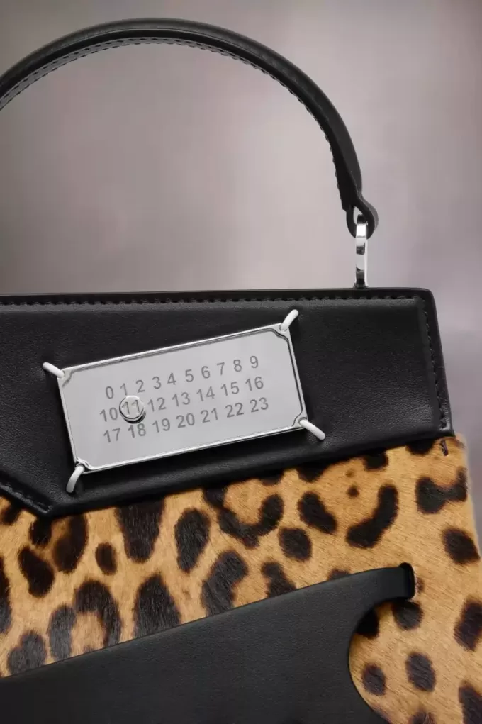 Bolso pequeño arrebatado