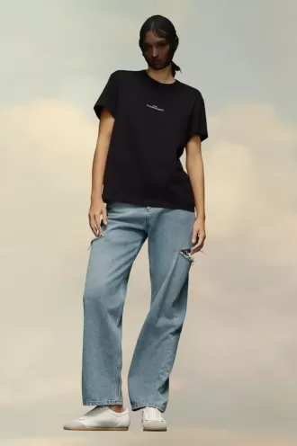 Camiseta con el logo distorsionado