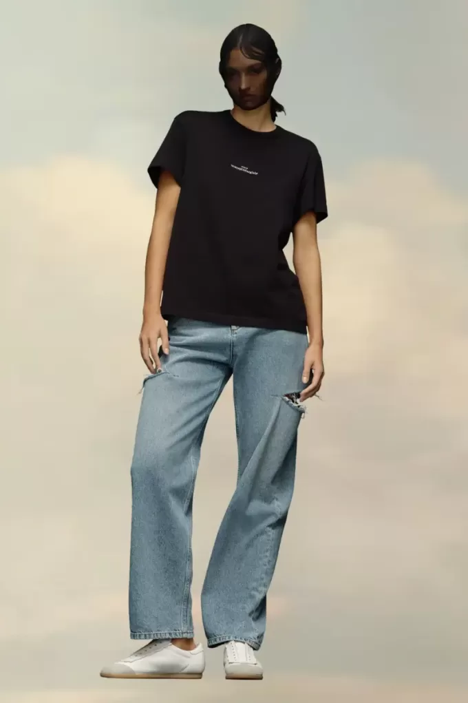 Camiseta con el logo distorsionado