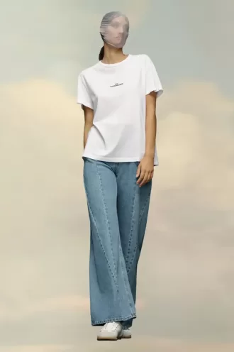 Camiseta con el logo distorsionado