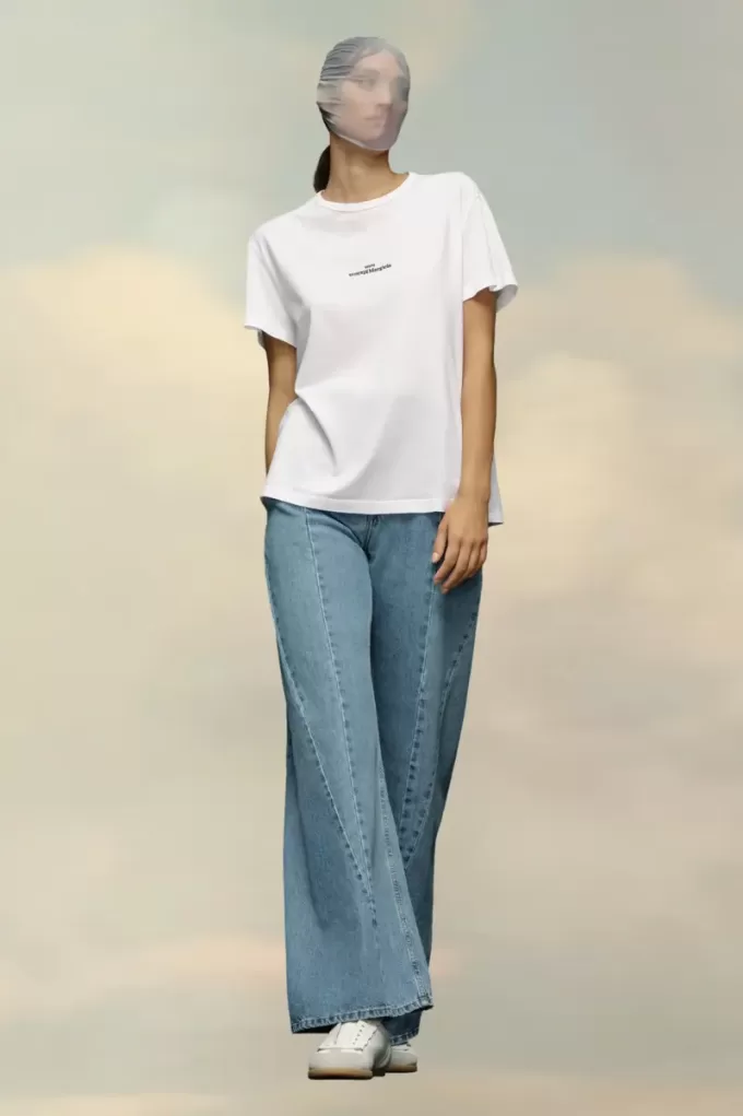 Camiseta con el logo distorsionado