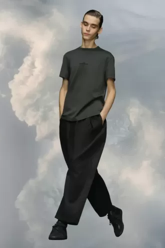 Camiseta con el logo distorsionado