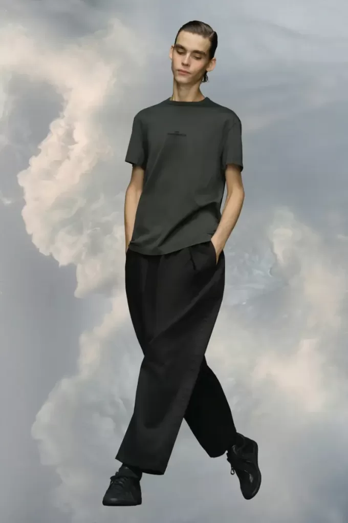 Camiseta con el logo distorsionado