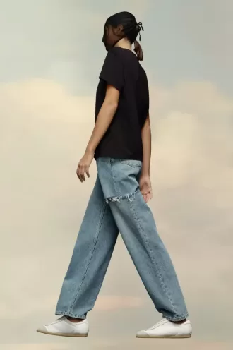 Camiseta con el logo distorsionado