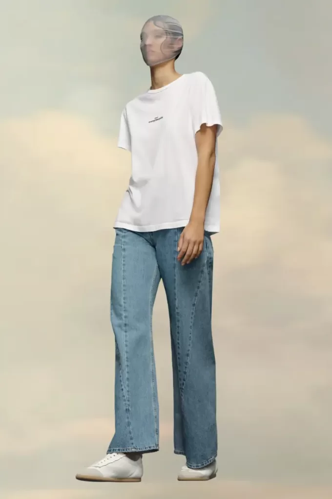 Camiseta con el logo distorsionado