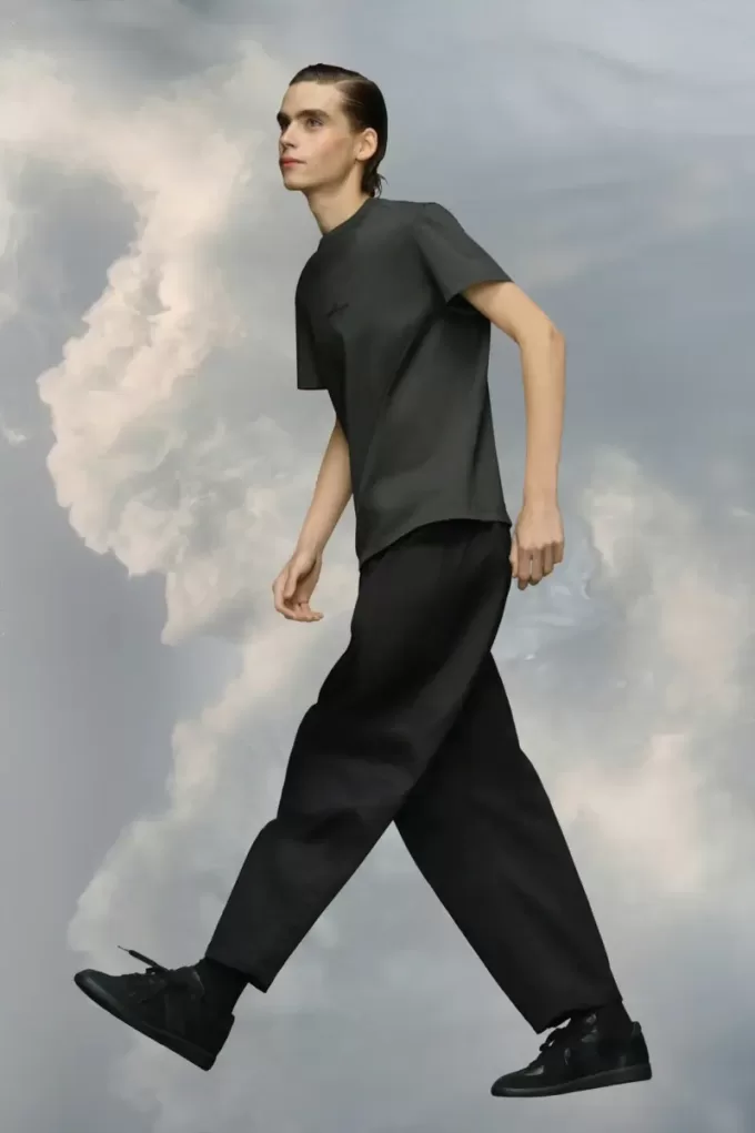 Camiseta con el logo distorsionado