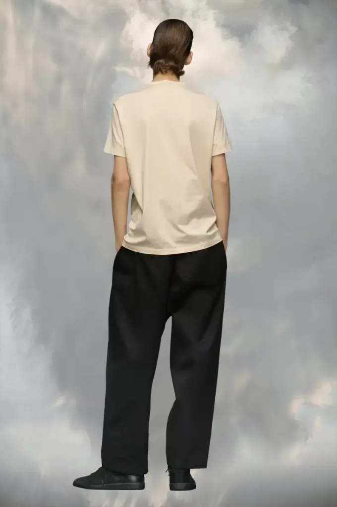 Camiseta con el logo distorsionado