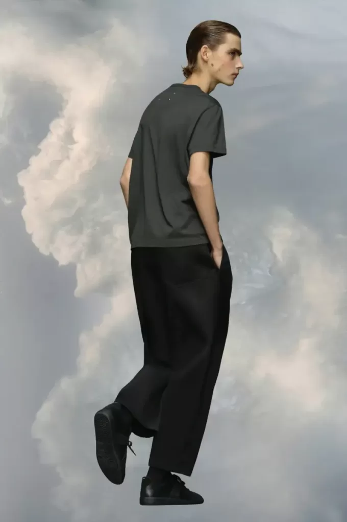 Camiseta con el logo distorsionado