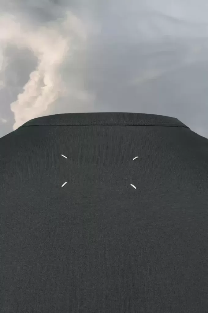 Camiseta con el logo distorsionado