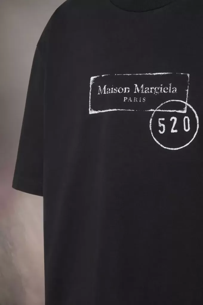 Camiseta con estampado de sello 520