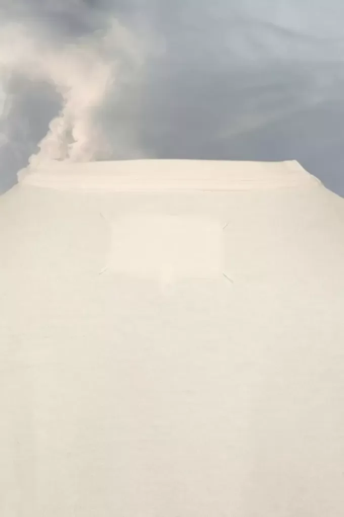 Camiseta con logo invertido