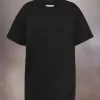 Camiseta con logotipo bordado
