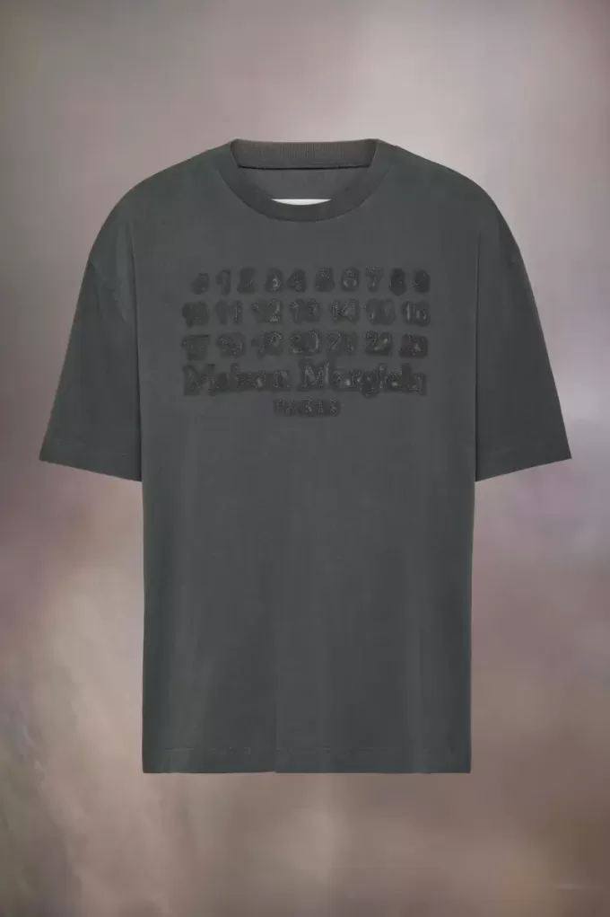 Camiseta con logotipo bordado