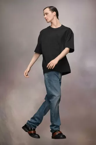 Camiseta con logotipo bordado