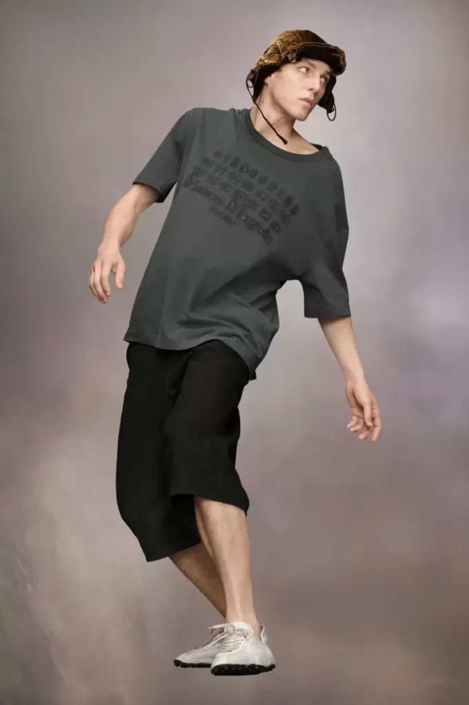 Camiseta con logotipo bordado