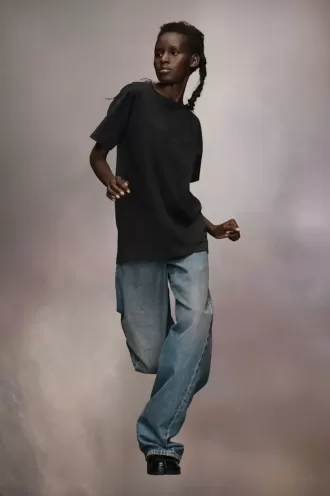 Camiseta con logotipo bordado