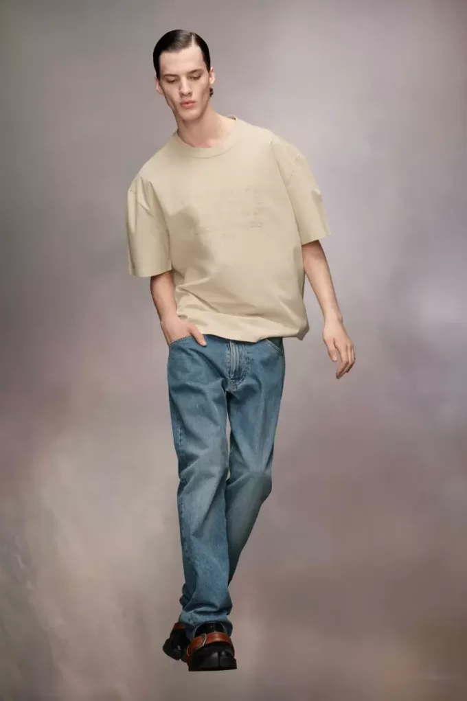 Camiseta con logotipo bordado