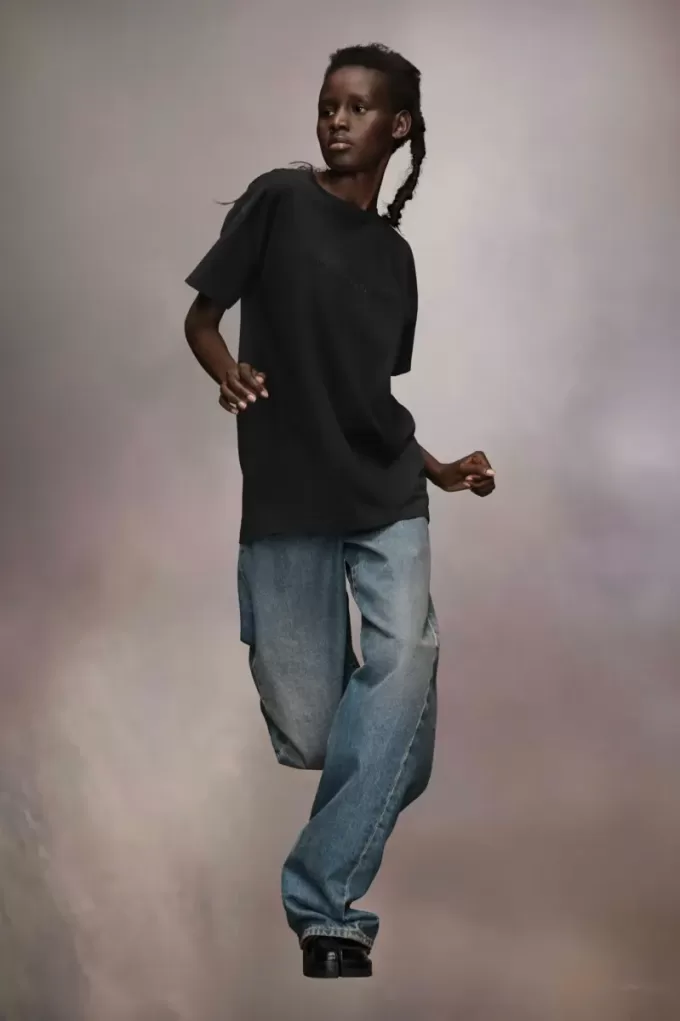 Camiseta con logotipo bordado