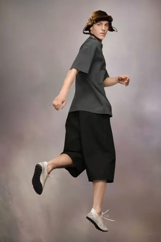 Camiseta con logotipo bordado