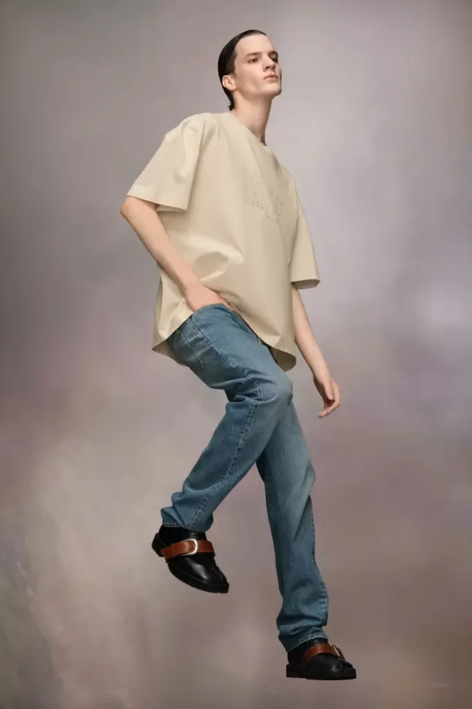 Camiseta con logotipo bordado