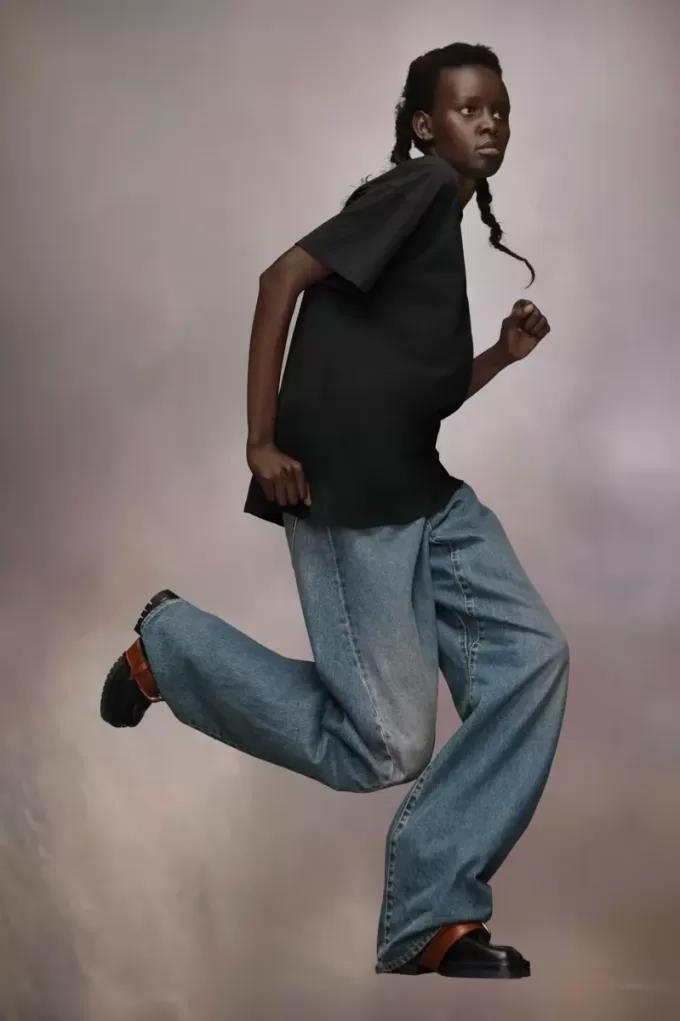 Camiseta con logotipo bordado