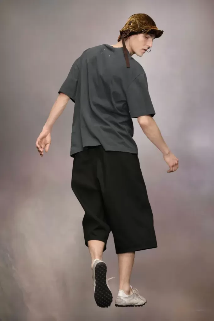 Camiseta con logotipo bordado