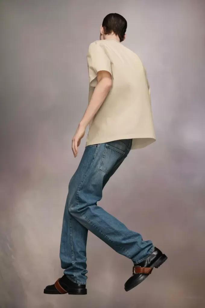 Camiseta con logotipo bordado