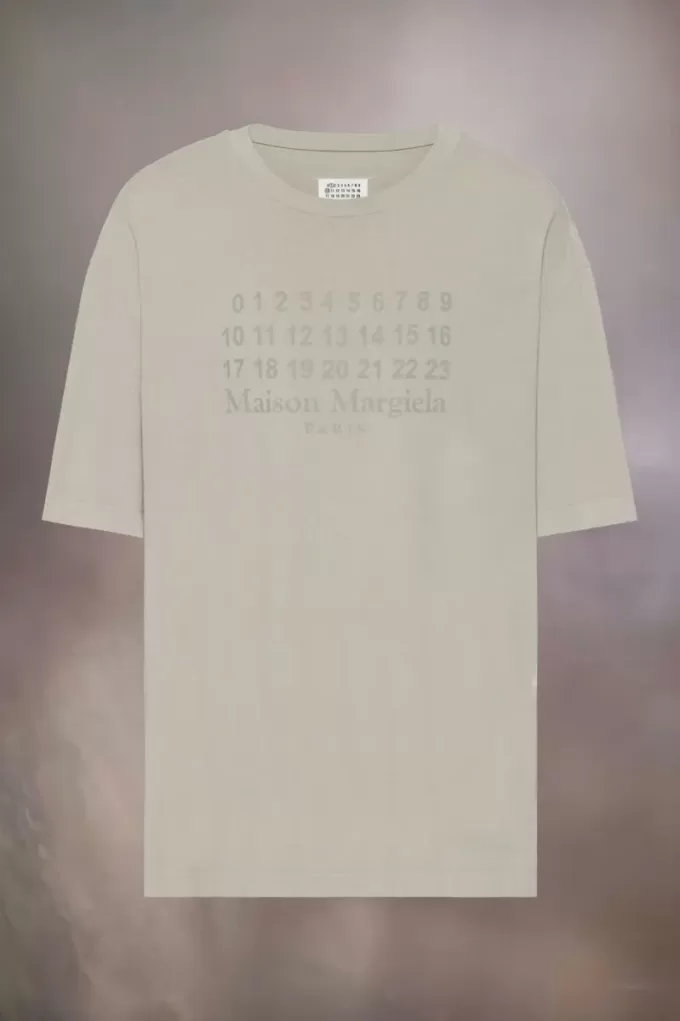 Camiseta con logotipo numérico