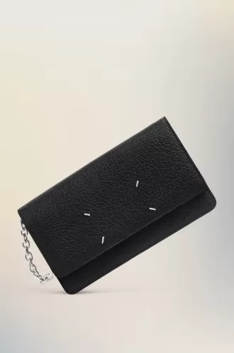 Cartera con cadena de cuatro puntadas