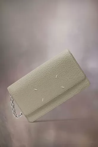Cartera con cadena de cuatro puntadas