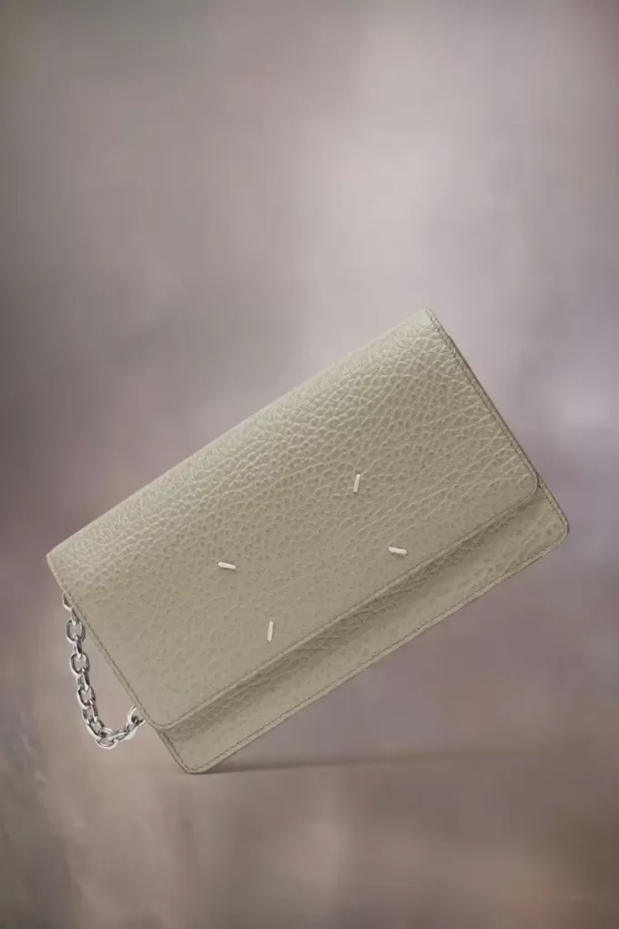 Cartera con cadena de cuatro puntadas