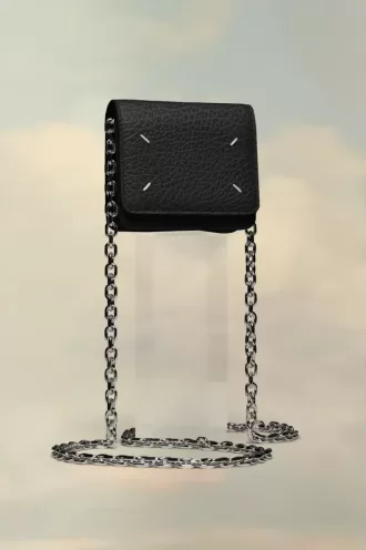 Cartera con cadena de cuatro puntadas