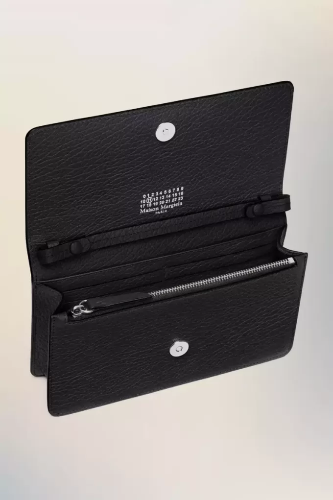 Cartera con cadena de cuatro puntadas