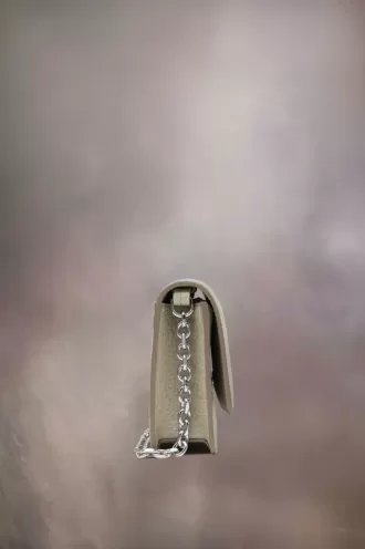 Cartera con cadena de cuatro puntadas