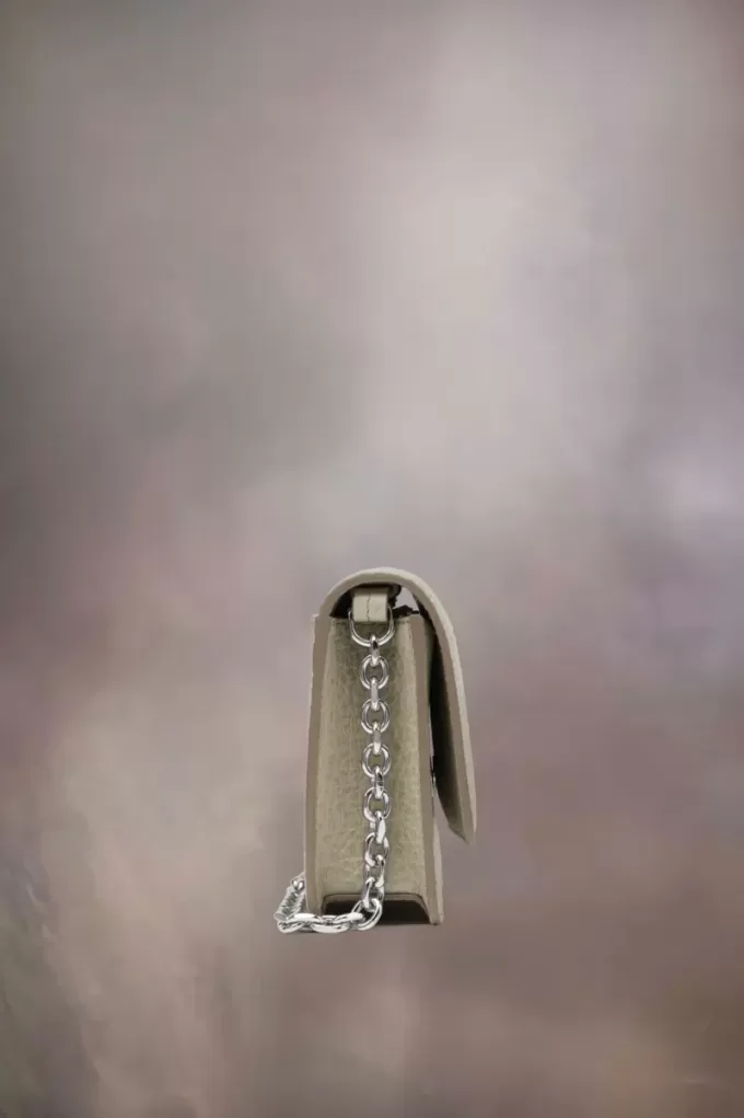 Cartera con cadena de cuatro puntadas