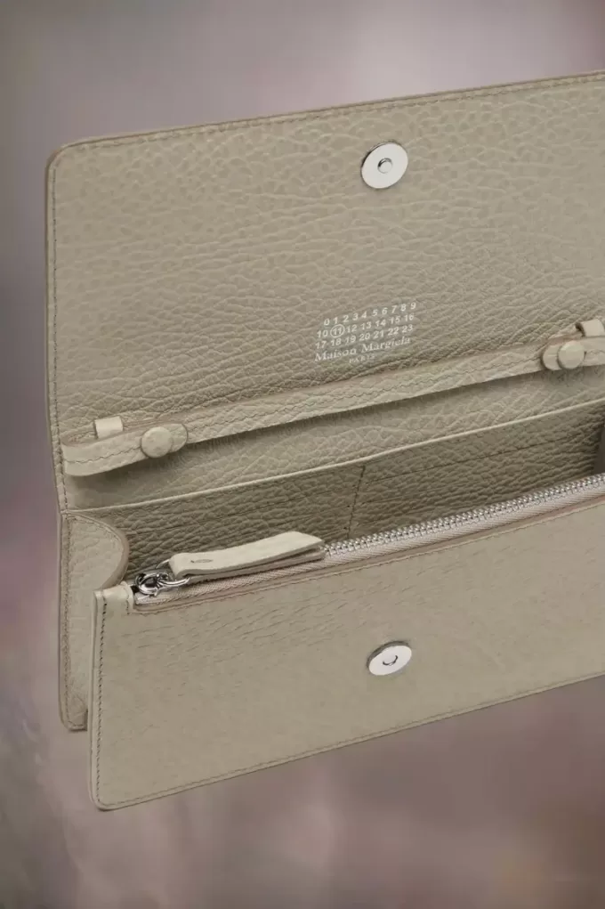 Cartera con cadena de cuatro puntadas