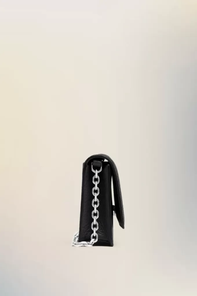 Cartera con cadena de cuatro puntadas