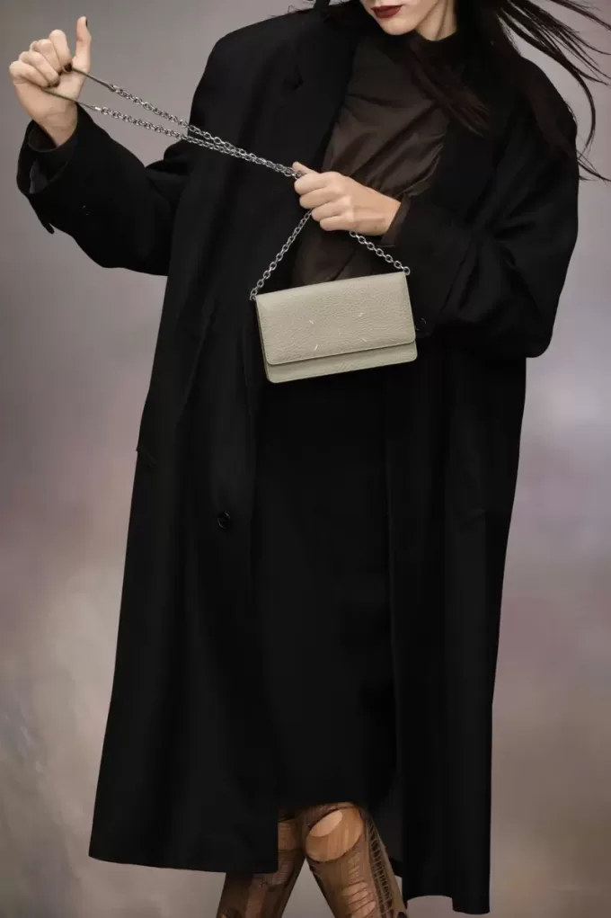 Cartera con cadena de cuatro puntadas