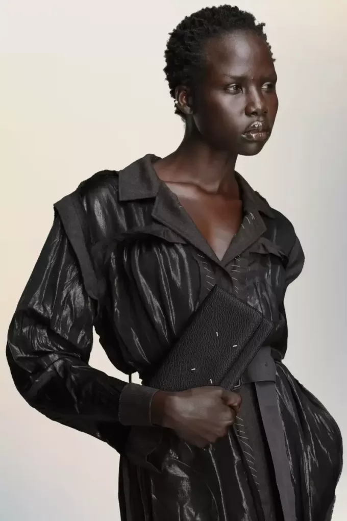 Cartera con cadena de cuatro puntadas