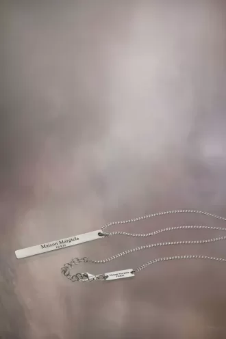 Collar con colgante de logotipo