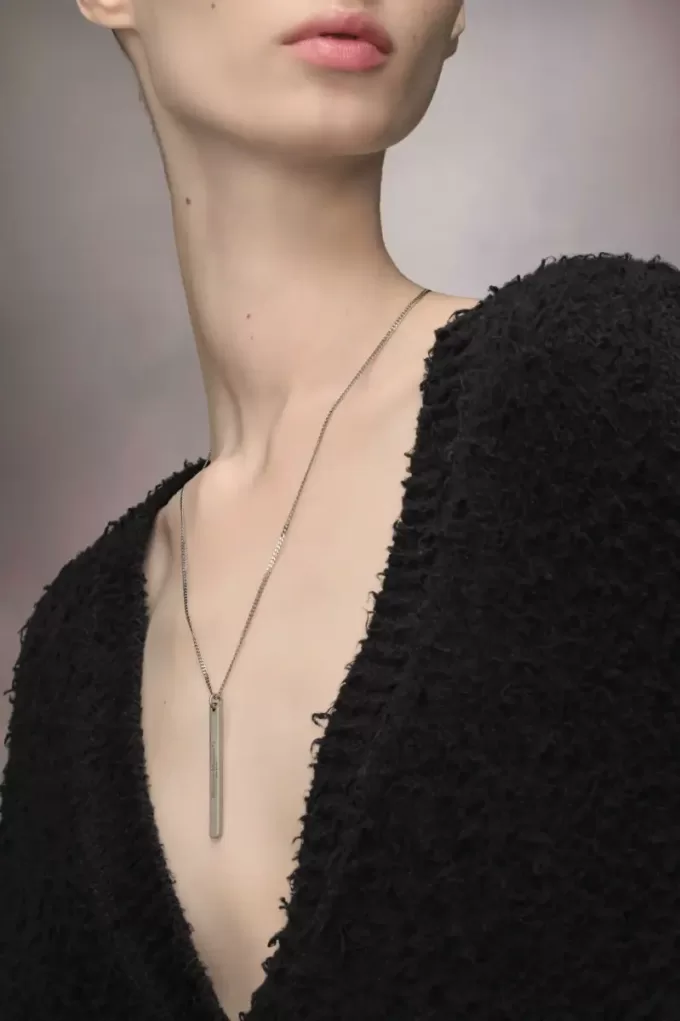 Collar con colgante de logotipo