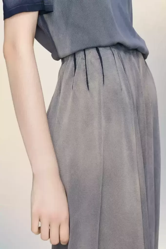 Falda midi descolorida por el sol