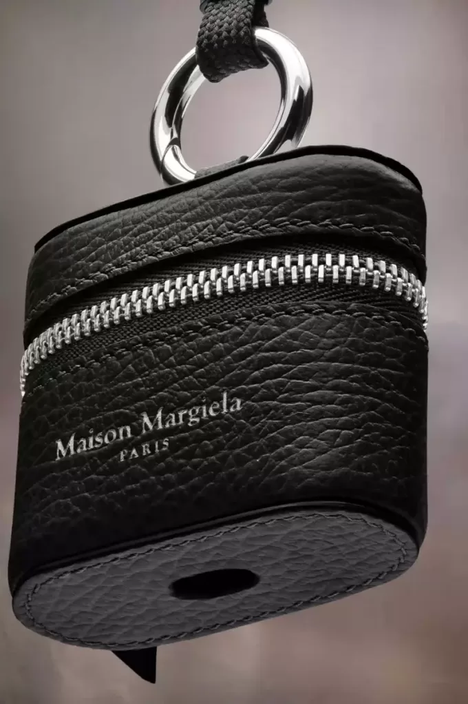Funda para AirPod con logotipo de Maison Margiela Funda para AirPod con logotipo de Maison Margiela