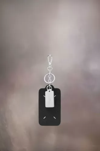 Llavero tarjetero con cuatro puntadas