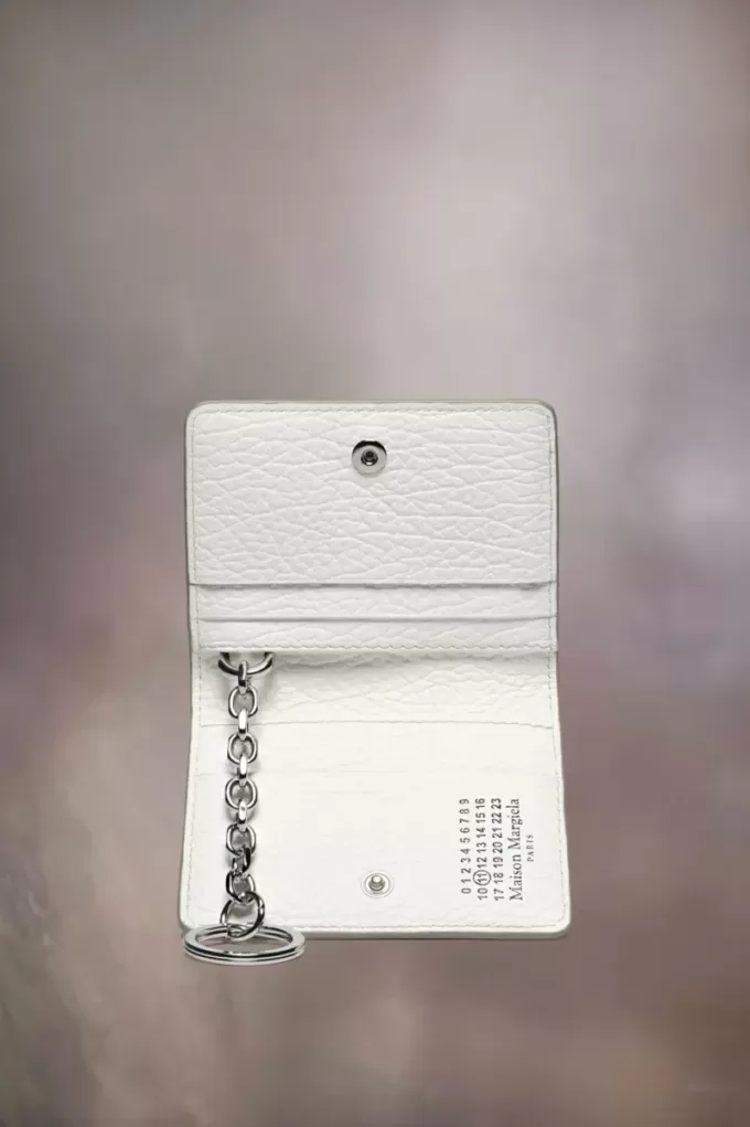 Llavero tarjetero con cuatro puntadas